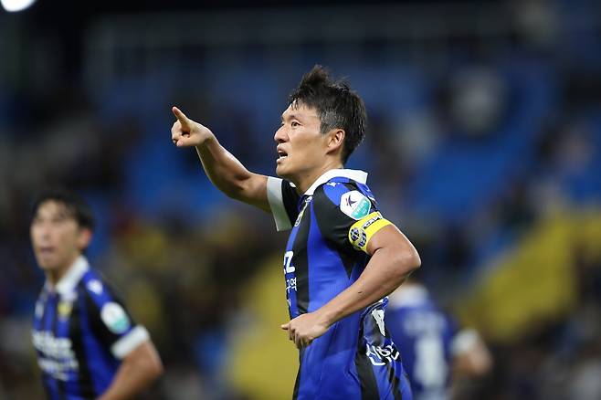 인천 이명주(사진)와 부천 한지호는 지난해 특유의 리더십을 앞세워 팀의 K리그1 승격에 큰 힘을 보탰다. 사진제공│한국프로축구연맹