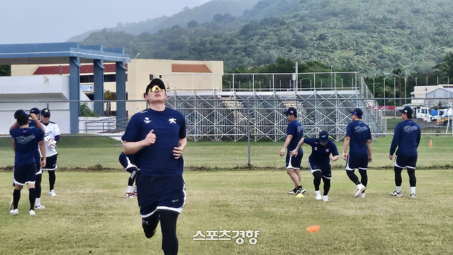 WBC 대표팀 선수들이 지난 16일 사이판 올레아이 구장에서 가벼운 러닝으로 몸을 풀고 있다. 사이판 | 심진용 기자
