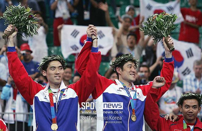 ▲ During his active years, Kim Dong-moon (left), president of the Korea Badminton Association, commanded the world as the best technician of his time. The play was excellent, reading the enemy's psychology and catching them off guard with sharp counterattacks rather than pressing them with force. It is an established belief in the badminton world that if you list the lineage of Korean men's badminton, it leads to Park Joo-bong, Kim Dong-moon, Lee Yong-dae, and Seo Seung-jae.