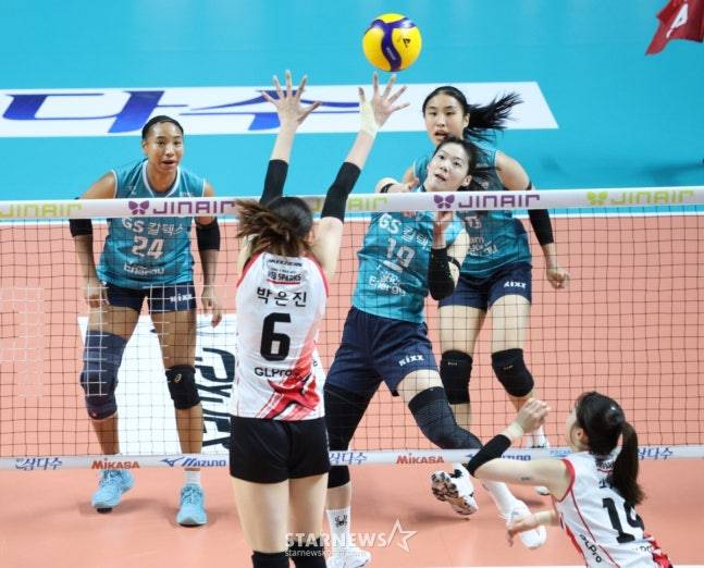GS칼텍스 유서연(가운데)이 박은진을 앞에 두고 스파이크를 날리고 있다. /사진=김진경 대기자