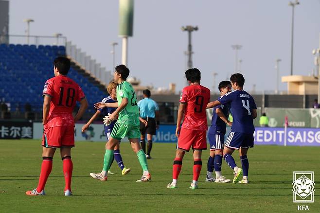 20일 사우디아라비아 제다에서 열린 2026 AFC U-23 아시안컵 4강전 이후 희비가 엇갈린 한국과 일본 U-23 대표팀 선수들. /사진=대한축구협회 제공