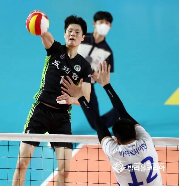 사진은 성균관대 시절 몽골 에디의 후위공격 모습.(사진자료=발리볼코리아닷컴DB)