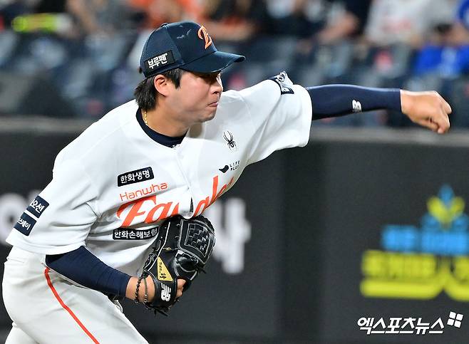 KIA 타이거즈가 21일 보도자료를 통해 FA(자유계약) 투수 김범수와 계약 기간 3년에 계약금 5억원, 연봉 12억원, 인센티브 3억원 등 총액 20억원에 계약을 맺었다고 밝혔다. 2015년 1차지명으로 한화 이글스에 입단한 김범수는 KIA와 손을 잡으면서 데뷔 이후 처음으로 팀을 옮기게 됐다. 엑스포츠뉴스 DB