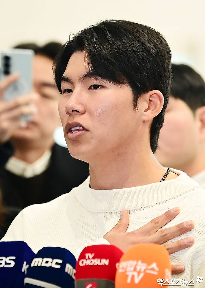 미국 프로야구 메이저리그(MLB) LA 다저스 김혜성이 21일 오후 인천국제공항을 통해 미국으로 출국했다.   김혜성이 출국장에서 취재진과 인터뷰를 하고 있다. 인천공항, 박지영 기자