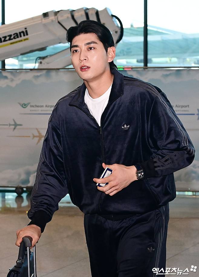 미국 프로야구 메이저리그(MLB) 샌프란시스코 자이언츠 이정후가 21일 오후 인천국제공항을 통해 미국으로 출국했다.   이정후가 출국장으로 향하고 있다. 인천공항, 박지영 기자