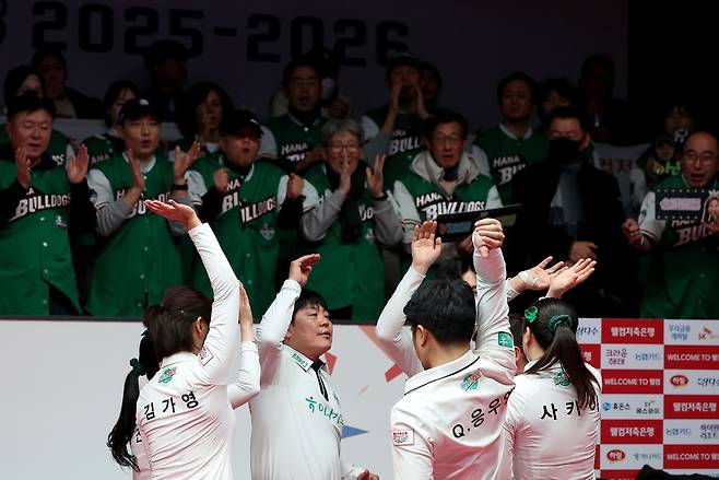 4차전 승리 후 환호하는 하나카드 선수들 [PBA 제공. 재판매 및 DB 금지]