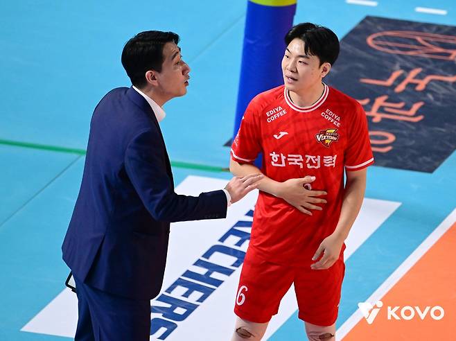 권영민 감독과 대화하는 한국전력의 세터 하승우(오른쪽) [한국배구연맹 제공. 재판매 및 DB 금지]
