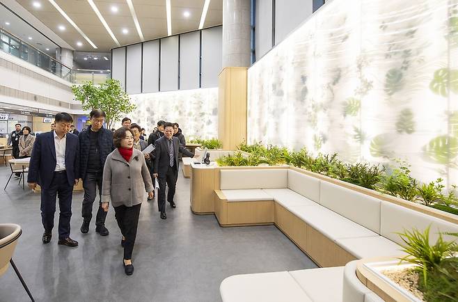 용산구 종합행정타운 민원실 지난 19일 박희영 용산구청장이 새단장을 마친 용산구 종합행정타운 2층 민원실을 둘러보고 있다. [용산구 제공. 재판매 및 DB 금지]