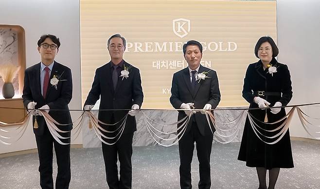교보증권, '프리미어골드 대치센터' 오픈 (서울=연합뉴스) 왼쪽부터 교보증권 조성호 자산관리부문장, 교보증권 이석기 대표이사, 교보증권 박봉권 대표이사, 교보증권 박지영 PREMIERGOLD대치센터장 [교보증권 제공. 재판매 및 DB 금지] 2026.01.21.