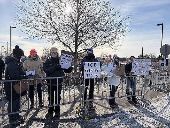 미네소타 연방건물 앞 시위대 (미니애폴리스=연합뉴스) 권영전 특파원 = 미국 이민세관단속국(ICE)이 임시 현장 본부로 쓰고 있는 미네소타주 미니애폴리스의 '헨리 위플 주교 연방청사' 앞에서 20일(현지시간) 시위대가 피켓을 들고 구호를 외치고 있다. 2026.1.21 comma@yna.co.kr