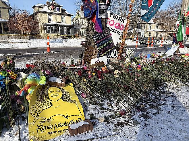 르네 굿 추모공간에 놓은 꽃과 피켓 (미니애폴리스=연합뉴스) 권영전 특파원 = 20일(현지시간) 미국 미네소타주 미니애폴리스에 있는 르네 니콜 굿의 추모 공간에 추모객들이 두고 간 꽃과 피켓이 놓여 있다. 2026.1.21 comma@yna.co.kr
