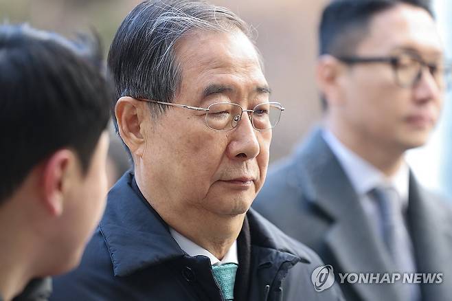 '내란 중요임무 종사 혐의' 한덕수 전 총리, 오늘 1심 선고 (서울=연합뉴스) 서대연 기자 = 내란 중요임무 종사 혐의를 받는 한덕수 전 국무총리가 21일 서울중앙지법에서 열린 1심 선고 공판에 출석하기 위해 법정으로 향하고 있다. 2026.1.21 dwise@yna.co.kr