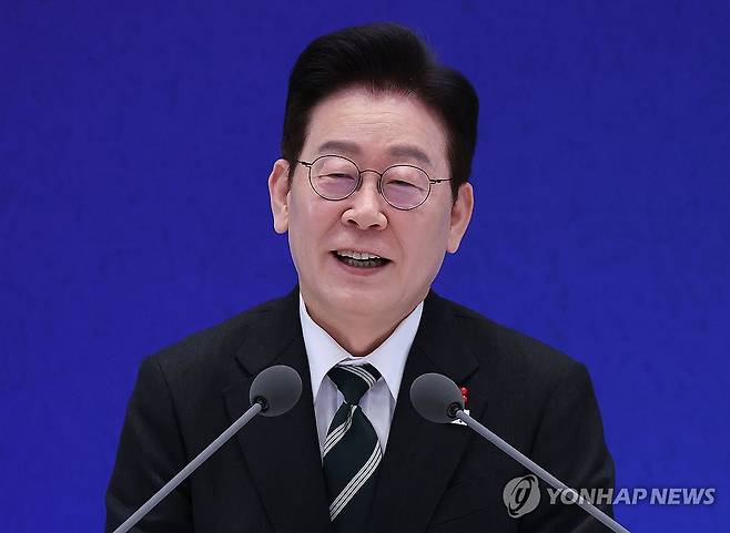 신년기자회견, 답변하는 이재명 대통령 (서울=연합뉴스) 김도훈 기자 = 이재명 대통령이 21일 청와대 영빈관에서 열린 신년기자회견에서 취재진 질문에 답하고 있다. 2026.1.21 superdoo82@yna.co.kr