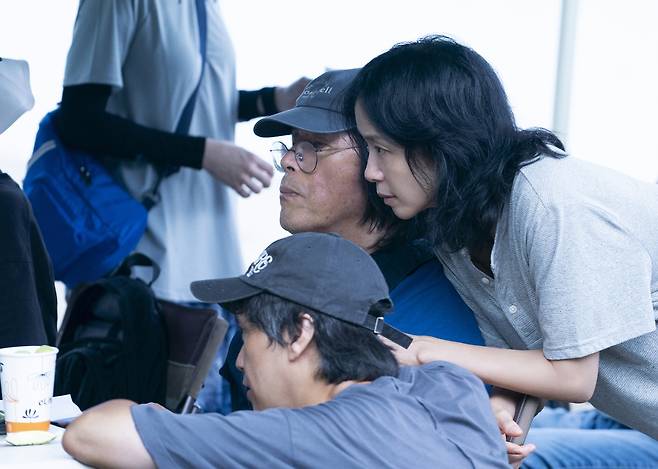 영화 '가능한 사랑'의 이창동 감독(좌)과 배우 전도연(우) [넷플릭스 제공. 재판매 및 DB 금지]