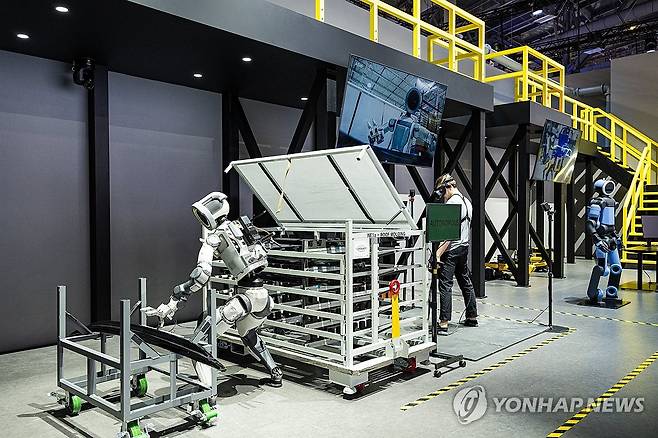 CES 2026서 공개된 보스턴다이내믹스 아틀라스, 해외 언론 관심 (서울=연합뉴스) 해외 매체들이 현대차그룹과 그룹의 로봇 전문 계열사 보스턴다이내믹스가 최근 'CES 2026'에서 공개한 피지컬 AI 비전과 로봇 기술 경쟁력에 잇달아 호평했다고 18일 밝혔다. 사진은 CES 2026 현대차그룹 전시관에서 아틀라스가 자동차 부품을 옮기는 작업을 시연하는 모습. 2026.1.18 [현대자동차·기아 제공. 재판매 및 DB 금지] photo@yna.co.kr