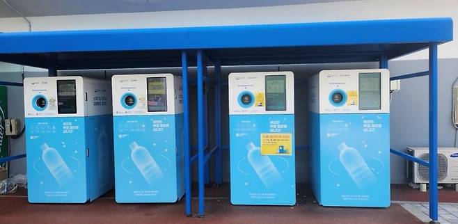 성남종합운동장 야외 농구코트에 설치된 투명 페트병 무인회수기 [성남시 제공. 재판매 및 DB 금지]