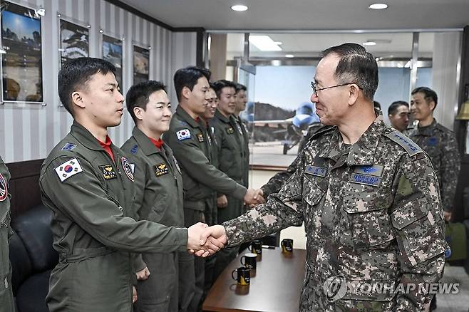 블랙이글스 팀원 격려하는 손석락 공군참모총장 (서울=연합뉴스) 공군은 손석락 공군참모총장이 21일 임무완수에 헌신하고 있는 장병들과 사우디 국제방위산업 전시회 2026에 참가하는 블랙이글스 팀원들을 격려했다고 밝혔다. 손 총장이 블랙이글스 팀원들을 격려하고 있다. 2026.1.21 [공군 제공. 재판매 및 DB 금지] photo@yna.co.kr