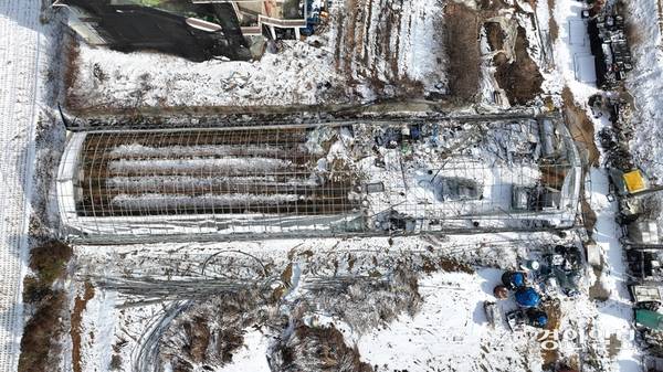 20일 용인시 처인구 남사화훼단지의 한 비닐하우스가 재작년 습설로 무너진 채 방치되고 있다. 2026.1.20 /최은성기자 ces7198@kyeongin.com