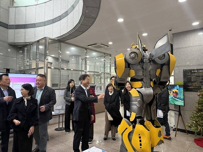 ▲ 대화도서관에서 열린 '2025 메이커 북페스티'에 첫 선을 보인 미래산업 특성화 로고를 보고 환하게 웃고 있다. /사진제공=고양시