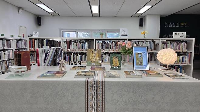 ▲ 예술 분야 특성화 도서관인 아람누리 도서관에 전시된 다양한 문화예술 서적. /사진제공=고양시