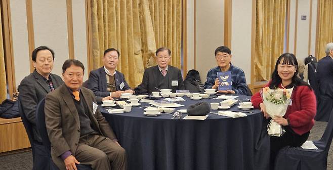 김동완 전 국회의원, 이제호 의학박사를 비롯한 백소회 회원들이 특강을 경청하고 있다.