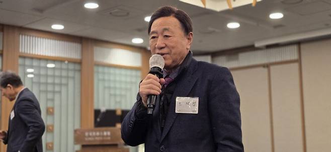 오장섭 충청미래정책포럼 상임공동대표(전 국회의원)가 인사말하고 있다.