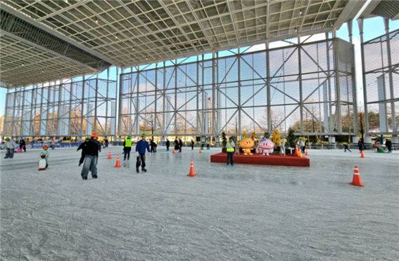 엑스포시민광장 야외스케이트장에서 시민들이 스케이트를 타고 있다./사진=대전시청 제공