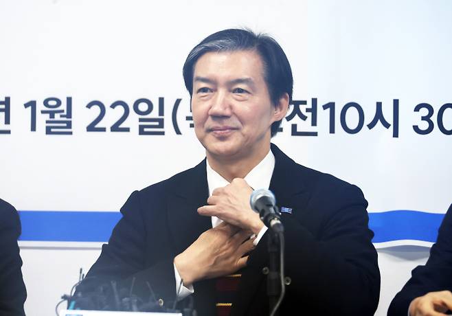 조국 조국혁신당 대표가 22일 전북 전주시 전북도당 당사에서 현장 최고위원회의를 주재하기에 앞서 복장을 정리하고 있다. /연합뉴스