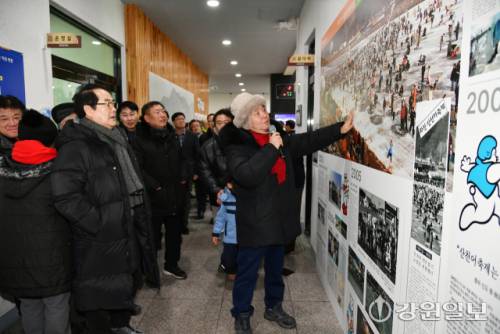 ◇강원의 역사전(展)에서 화천산천어축제 변천사 코너가 인기를 끄는 가운데 지난 10일 열린 개막식에서 최문순 군수가 직접 축제의 어제와 오늘을 설명하고 있다.
