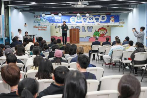 ◇이현종 철원군수(철원장학회 이사장)를 비롯한 철원장학회 이사들은 지난 20일 인천 영어마을에서 열리고 있는 제8회 철원군 청소년 국내 영어캠프 현장을 찾아 학생들을 격려하고 프로그램 운영 상황 등을 점검했다.