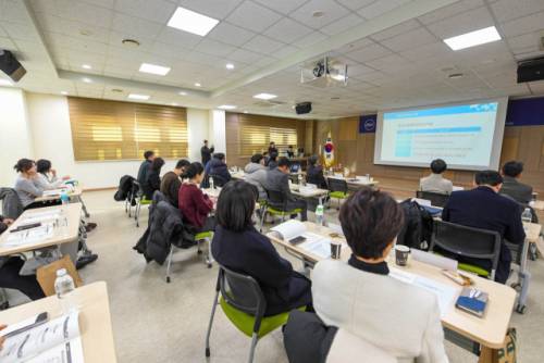 ‘2026년 제1회 양구군 백자문화산업 포럼’이 22일 양구문예회관 1층 세미나실에서 열렸다. 이날 포럼에는 양구군과 춘천교대 RISE사업단을 비롯한 관계자들이 참석해 양구백자 산업의 현황을 공유하고, 문화산업으로서의 발전 방향과 협력 방안 등에 대해 의견을 나누는 시간이 마련됐다.
