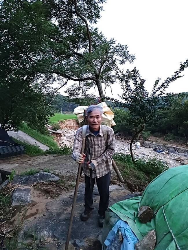 지게로 농작물을 옮기는 서정홍 농부시인. /서정홍