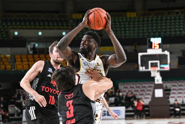 창원 LG 세이커스 마이클 에릭이 지난 21일 창원체육관에서 열린 EASL C조 6차전 일본 알바크 도쿄와의 경기에서 공을 지켜내고 있다./EASL/