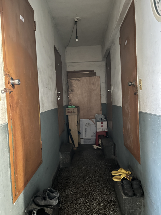 대구 중구의 한 쪽방에서는 방한이 제대로 되지 않는 허름한 출입문을 볼 수 있다. 김도경 수습기자