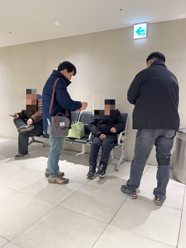 지난 21일 저녁시간대에 야간순찰을 나온 대구시와 대구노숙인지원센터 관계자들은 한 노숙인에게 방한용품을 제공하고 있다. 김도경 수습기자