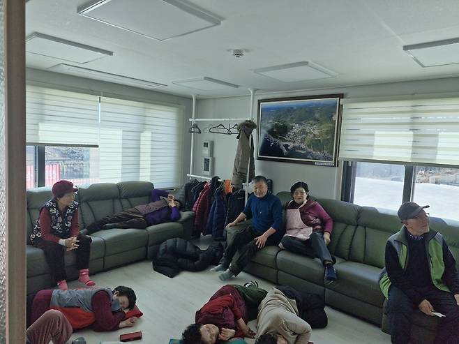 22일 영덕읍 석리 마을회관에서 막 점심식사를 마친 70~80대 어르신 10여명이 작은 공간에 옹기종기 모여 쉬고 있었다. 남두백 기자