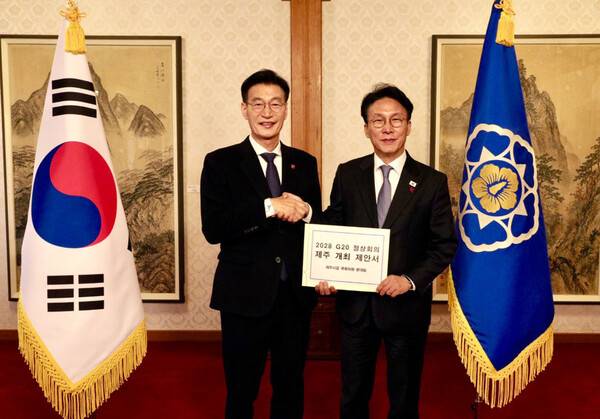 문대림 의원이 김민석 총리에게 G20 제주개최 제안서를 전달하고 있다.사진=문대림 의원실