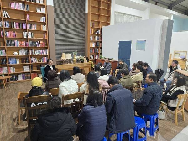 파주에서 특수교육학교를 열망하는 학부모들과 만난 성기선 교수(사진=성기선 교수 페이스북)