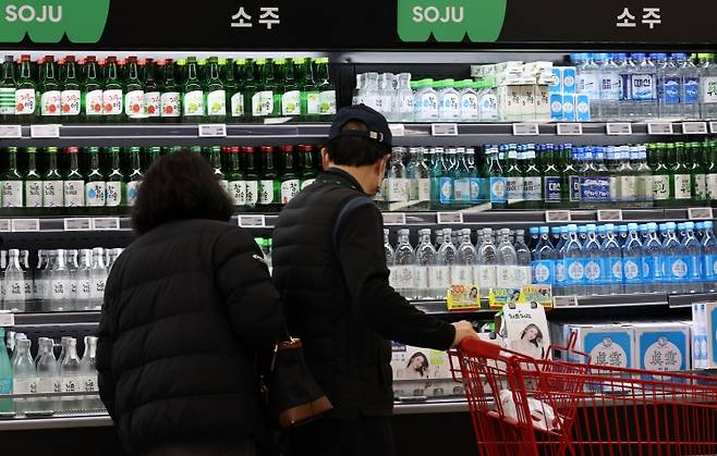 도수가 낮아지는&nbsp;'저도화'(低度化) 현상은&nbsp;소주를 넘어 맥주, 하이볼, 와인까지 영역을 넓히는 모양새다.&nbsp;업계 관계자들은 주류 소비 감소세와 건강을 중시하는 '헬시플레저' 트렌드의 확산을 원인으로 꼽는다. / 뉴시스