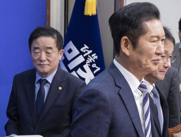 더불어민주당 강득구 최고위원(왼쪽)이 19일 국회에서 열린 최고위원회의 입장하고 있다. 2026.1.19. 연합뉴스