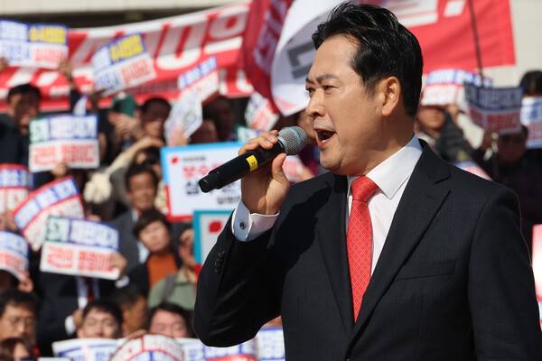 국민의힘&nbsp;장동혁&nbsp;대표가 12일 서울 여의도 국회 본청 앞에서 열린 "대장동 일당 7400억 국고 환수 촉구 및 검찰 항소 포기 외압 규탄대회"에서 발언하고 있다. 2025.11.12 연합뉴스