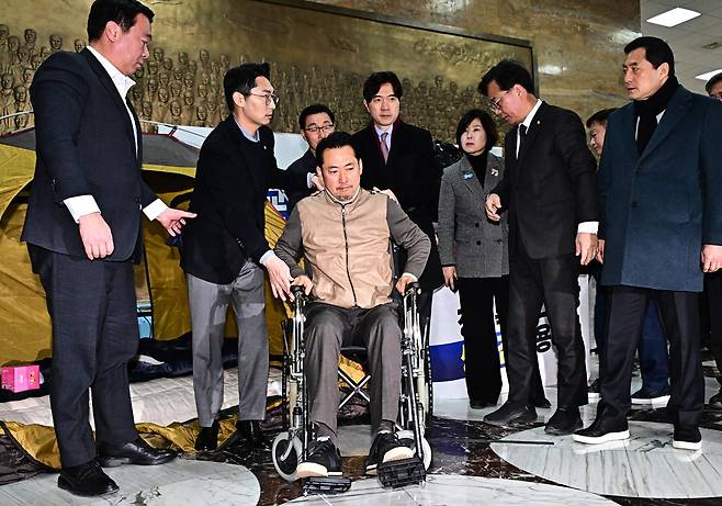 장동혁 국민의힘 대표가 22일 서울 여의도 국회 로텐더홀에서 통일교게이트·더불어민주당공천뇌물 '쌍특검' 수용을 요구 단식 농성을 중단하고 병원으로 이동하고 있다. 사진=뉴시스