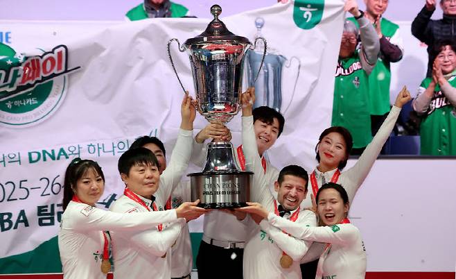 프로당구 PBA 팀리그 우승을 차지한 하나카드 선수들이 우승 트로피를 들고 기뻐하고 있다. 사진=PBA