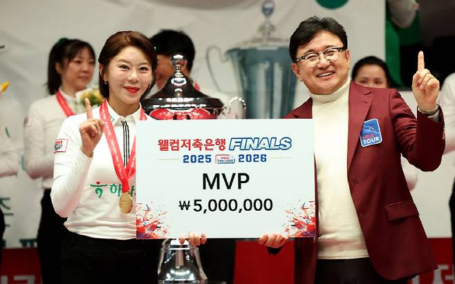 2025~26시즌 프로당구 PBA 팀리그 파이널 MVP를 차지한 김가영(왼쪽)이 장상진 PBA 부총재와 함께 기념촬영을 하고 있다. 사진=PBA