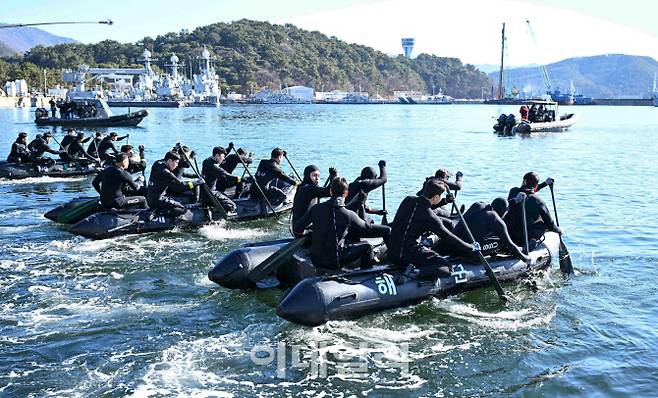 22일 경남 창원 해군 해난구조전대에서 진행된 SSU 혹한기 내한훈련에 참가한 심해잠수사들이 철인중대 선발경기 종목인 고무보트 패들링을 하고 있다. (사진=해군)