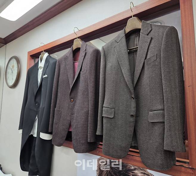 골드핑거 매장에 진열된 양복. (사진=김응태 기자)