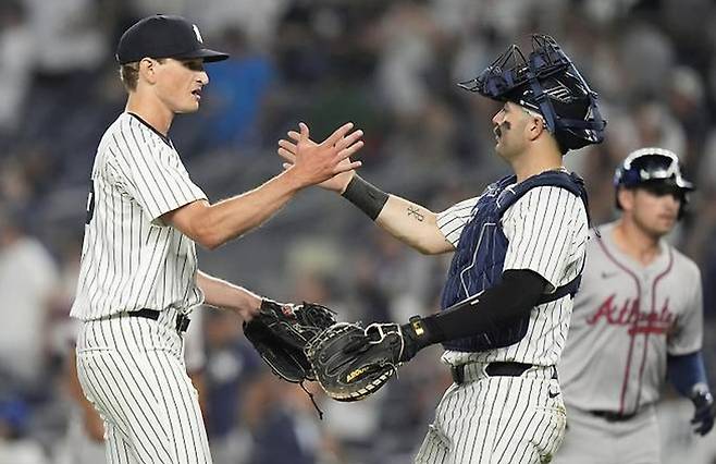 2024년 뉴욕 양키스 소속 시절 필 빅포드(왼쪽)가 포수 오스틴 웰스와 하이파이브를 하고 있다.