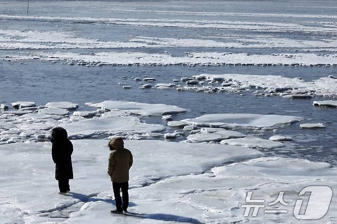 전국 곳곳에 한파특보가 발효돼 맹추위가 이어진 21일 인천 강화도 동막해변 일대가 얼어붙어 있다. 기상청에 따르면 전국 대부분 지역에서는 당분간 아침 기온이 -10도 안팎으로 떨어지고 바람도 강하게 불어 체감온도는 더욱 낮을 것으로 예보했다. 2026.1.21/뉴스1 ⓒ News1 박정호 기자