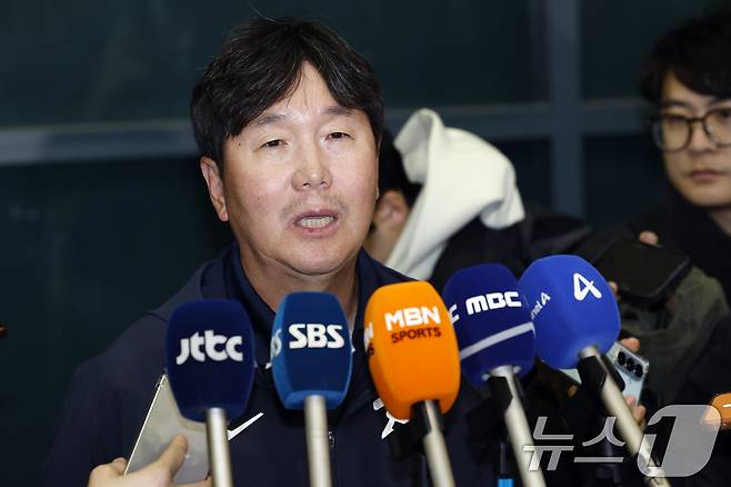 대한민국 야구대표팀 류지현 감독이 사이판 전지훈련을 마치고 21일 오후 인천국제공항을 통해 귀국해 취재진과 인터뷰를 하고 있다. 2026.1.21/뉴스1 ⓒ News1 박정호 기자