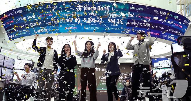 22일 오전 서울 중구 하나은행 본점 딜링룸 현황판에 코스피 지수가 장중 5000p를 넘으며 개장하자 직원들이 환호하고 있다. ⓒ News1 박지혜 기자